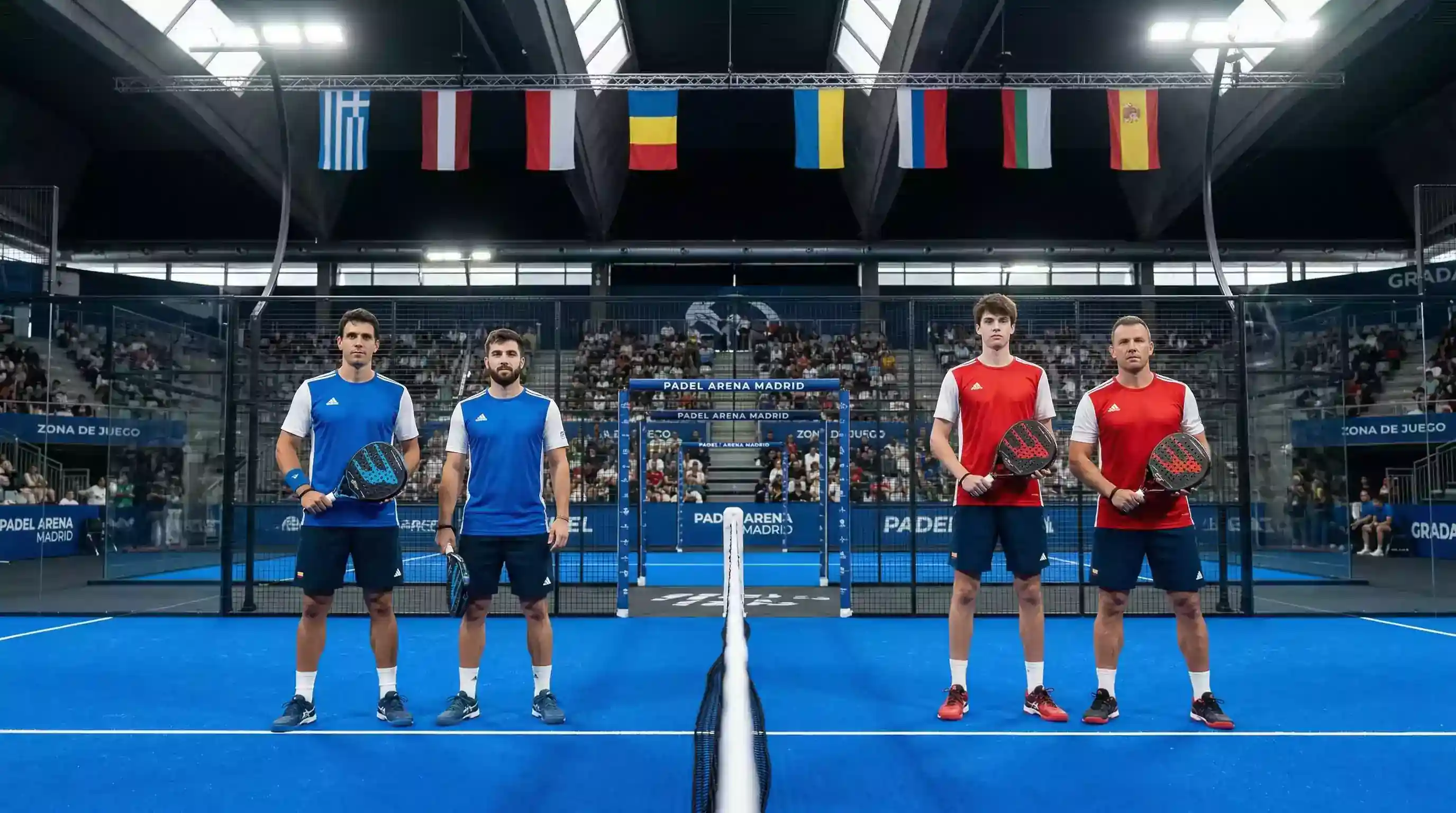 Jugadores de pádel con camisetas de selección nacional en una pista de cristal durante un mundial
