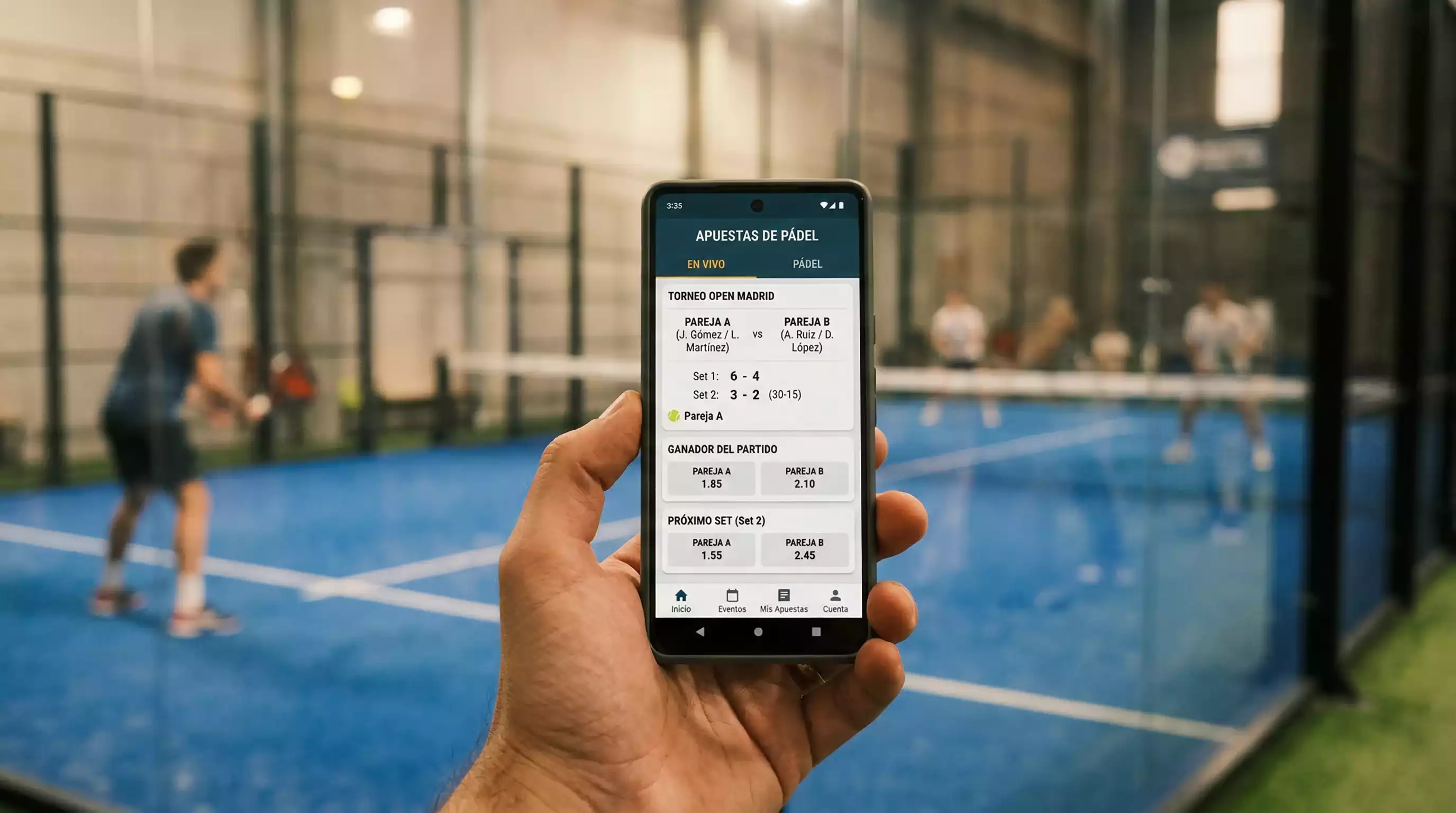 Pantalla de móvil mostrando una aplicación de apuestas deportivas con un partido de pádel en una pista de cristal